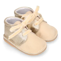 Botita Safari primeros pasos con cordones de terciopelo en piel serraje combinado.