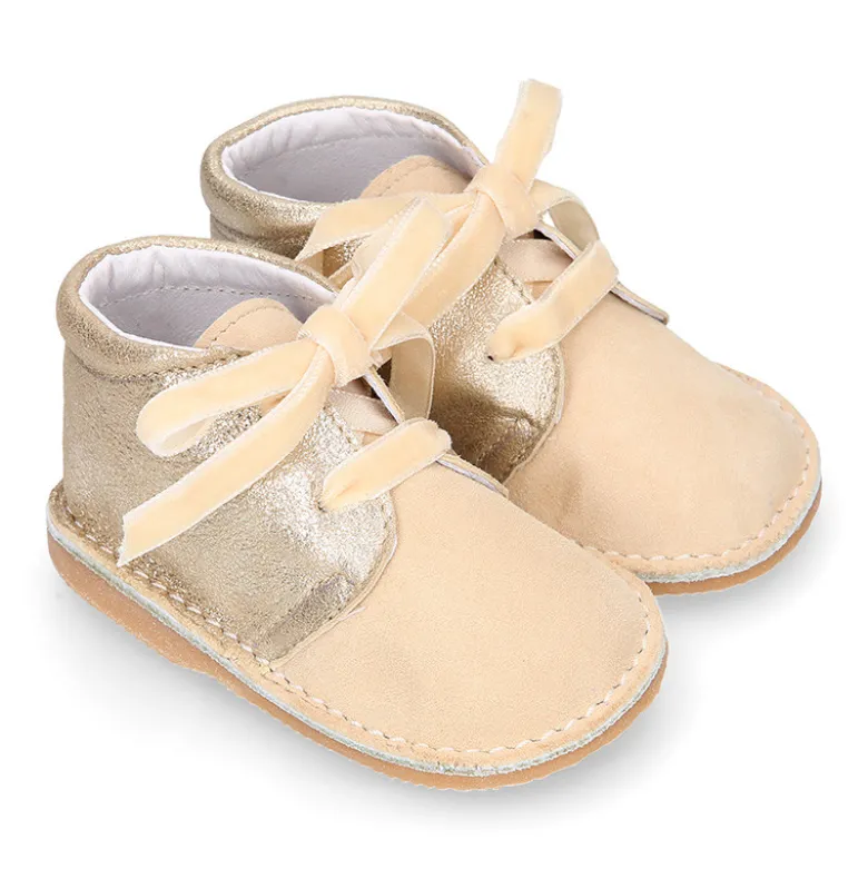 Botita Safari primeros pasos con cordones de terciopelo en piel serraje combinado.