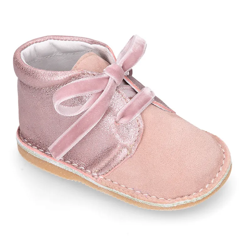 Botita Safari primeros pasos con cordones de terciopelo en piel serraje combinado.