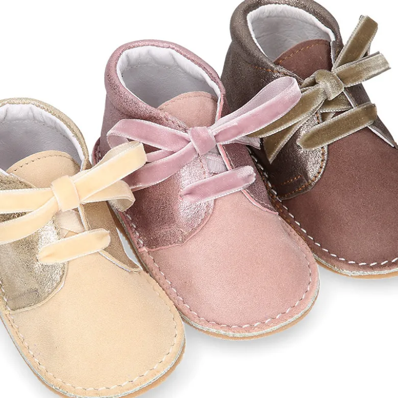 Botita Safari primeros pasos con cordones de terciopelo en piel serraje combinado.