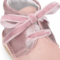 Botita Safari primeros pasos con cordones de terciopelo en piel serraje combinado.