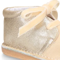 Botita Safari primeros pasos con cordones de terciopelo en piel serraje combinado.