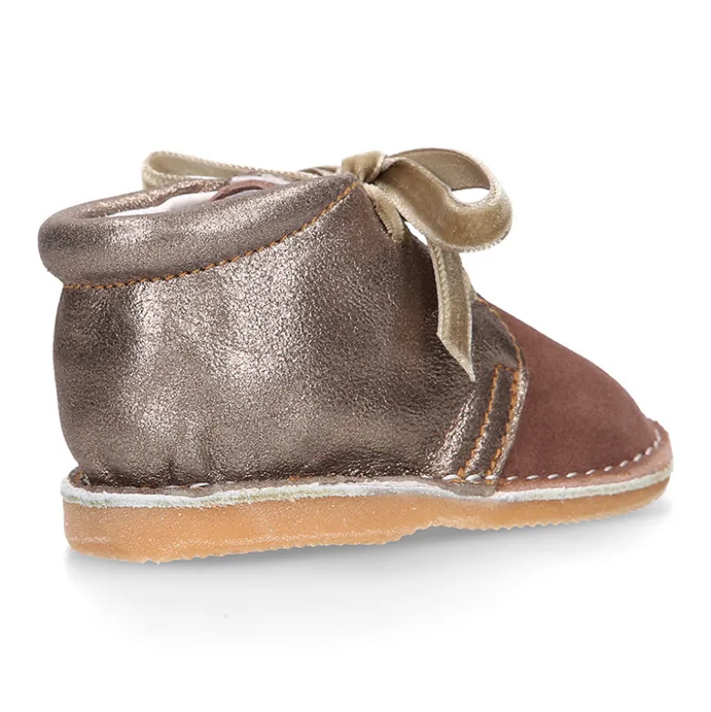 Botita Safari primeros pasos con cordones de terciopelo en piel serraje combinado.