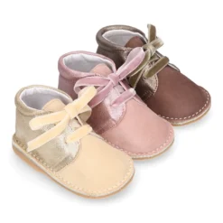 Botita Safari primeros pasos con cordones de terciopelo en piel serraje combinado.