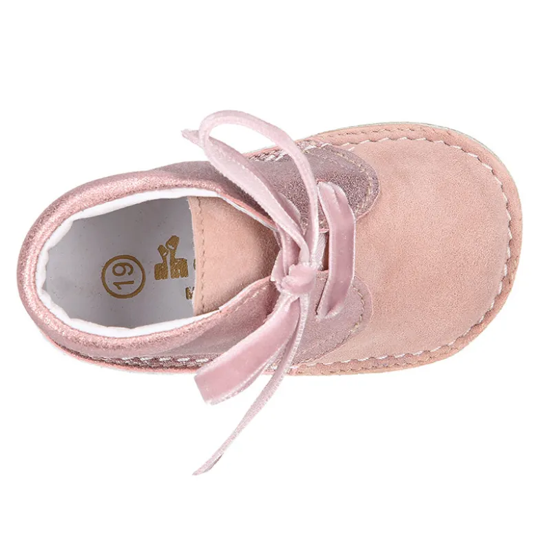 Botita Safari primeros pasos con cordones de terciopelo en piel serraje combinado.