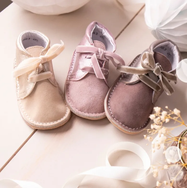 Botita Safari primeros pasos con cordones de terciopelo en piel serraje combinado.