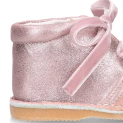 Botita Safari primeros pasos con cordones de terciopelo en piel serraje combinado.
