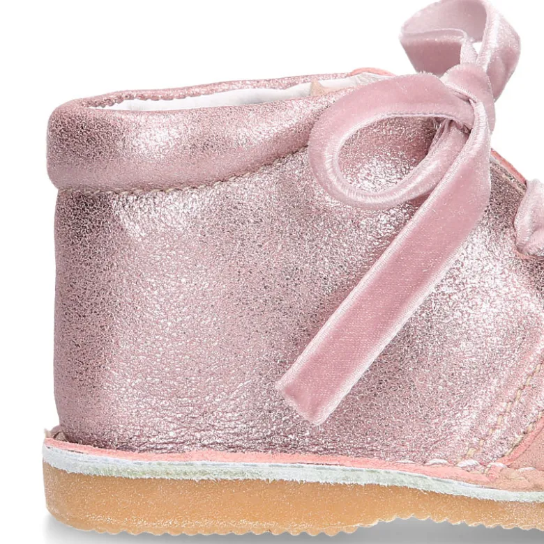 Botita Safari primeros pasos con cordones de terciopelo en piel serraje combinado.