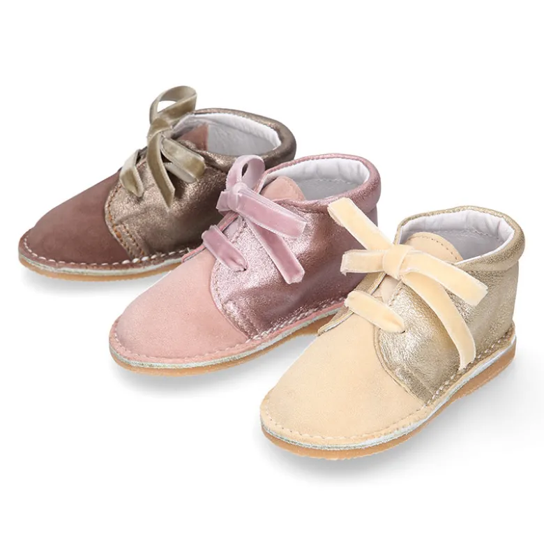 Botita Safari primeros pasos con cordones de terciopelo en piel serraje combinado.