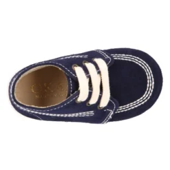 Botitas casual con cordones en piel Serraje.