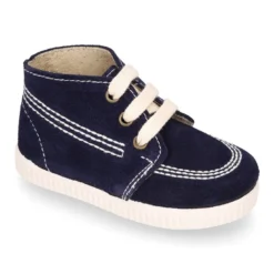Botitas casual con cordones en piel Serraje.