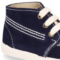 Botitas casual con cordones en piel Serraje.