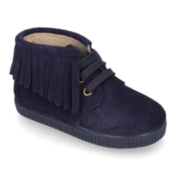 Botitas casual con cordones y FLECOS en piel serraje.