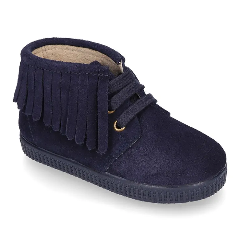 Botitas casual con cordones y FLECOS en piel serraje.