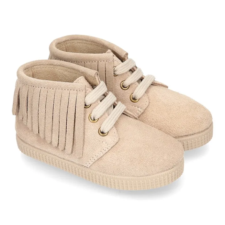 Botitas casual con cordones y FLECOS en piel serraje.
