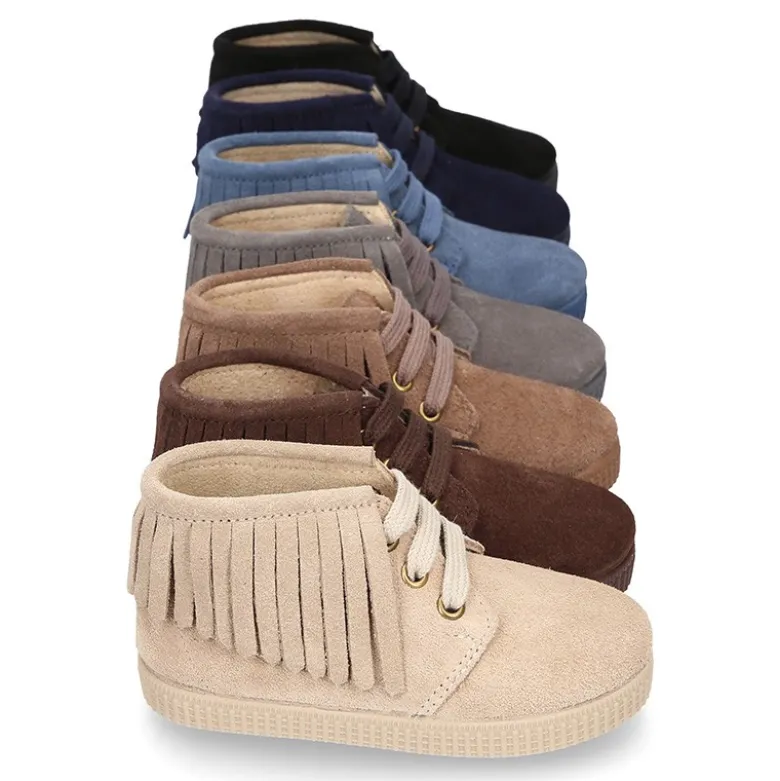 Botitas casual con cordones y FLECOS en piel serraje.