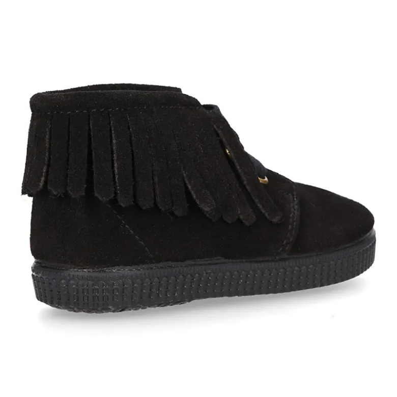 Botitas casual con cordones y FLECOS en piel serraje.