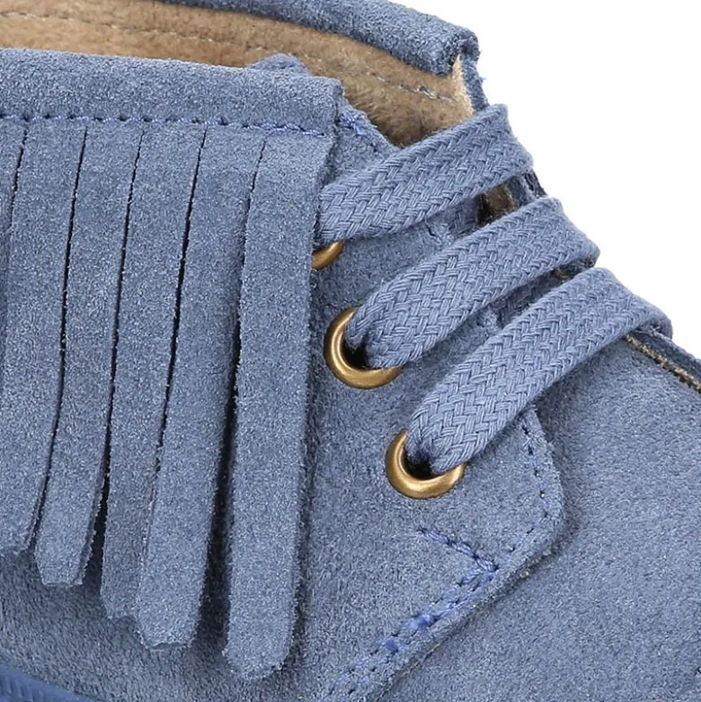 Botitas casual con cordones y FLECOS en piel serraje.