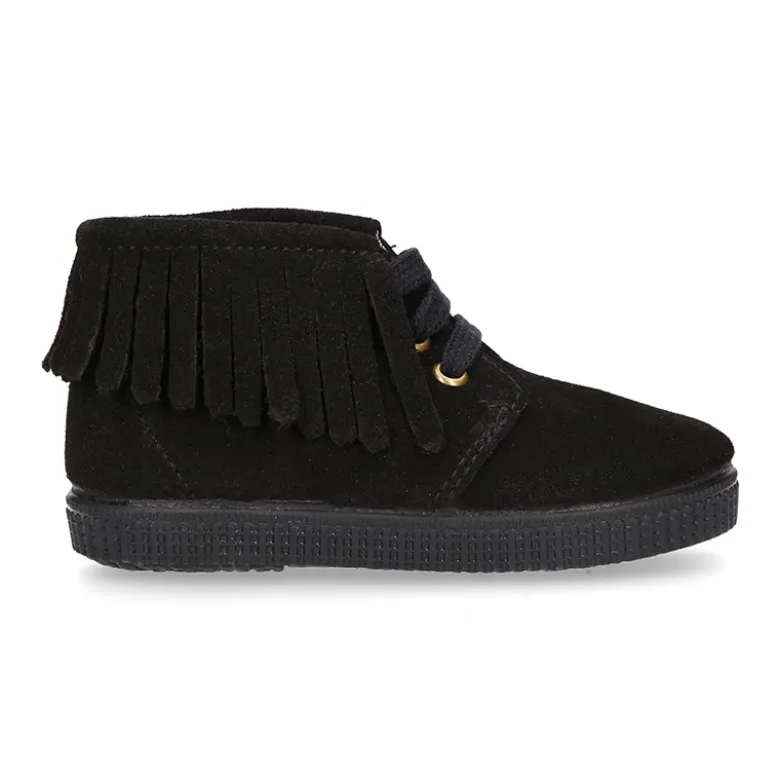 Botitas casual con cordones y FLECOS en piel serraje.