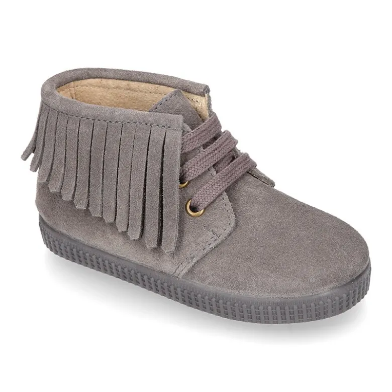 Botitas casual con cordones y FLECOS en piel serraje.