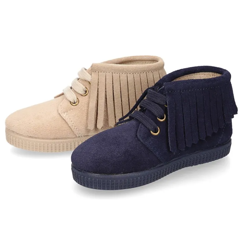 Botitas casual con cordones y FLECOS en piel serraje.