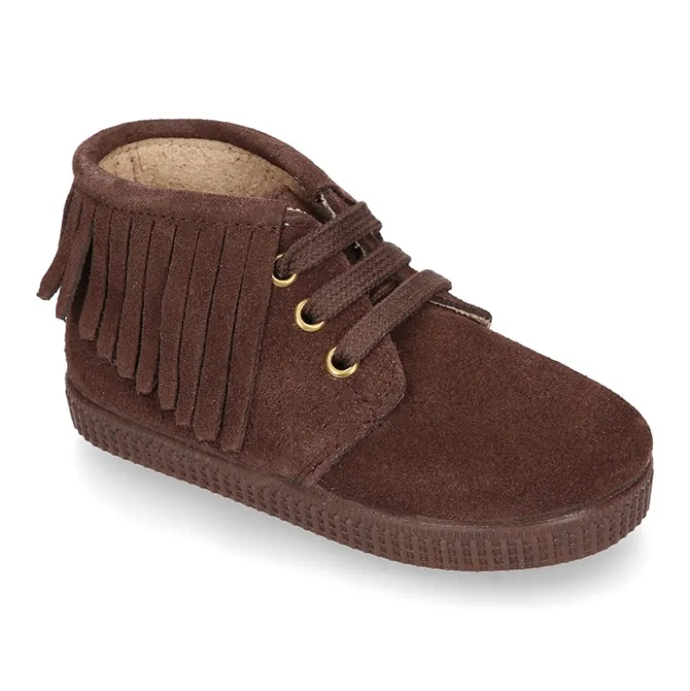 Botitas casual con cordones y FLECOS en piel serraje.