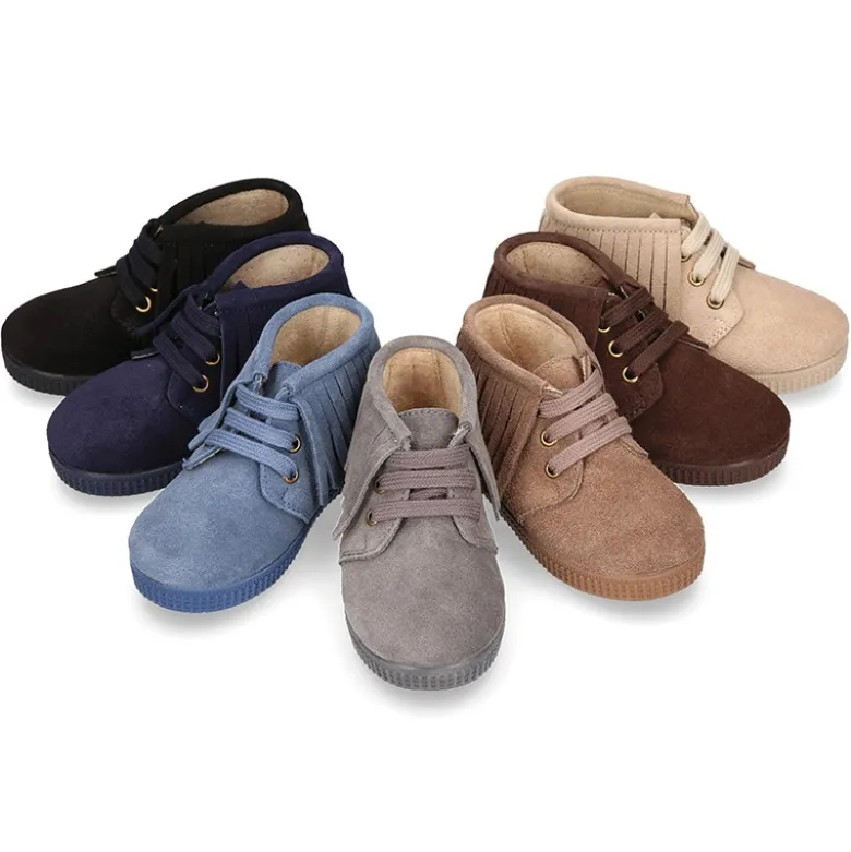 Botitas casual con cordones y FLECOS en piel serraje.