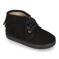 Botitas casual con cordones y FLECOS en piel serraje.