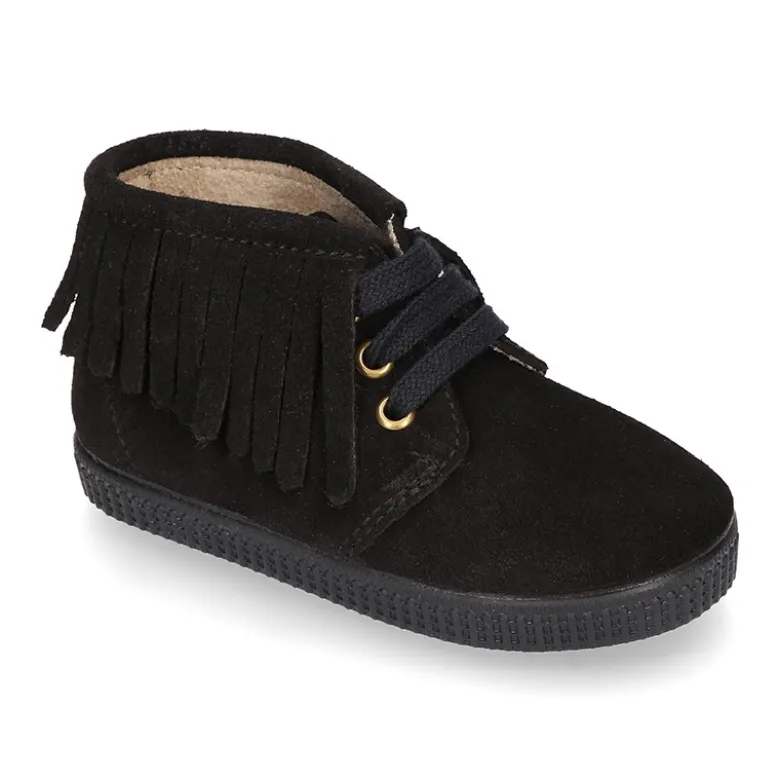 Botitas casual con cordones y FLECOS en piel serraje.