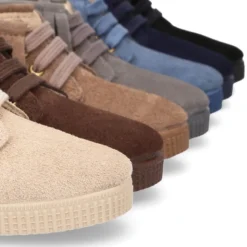 Botitas casual con cordones y FLECOS en piel serraje.