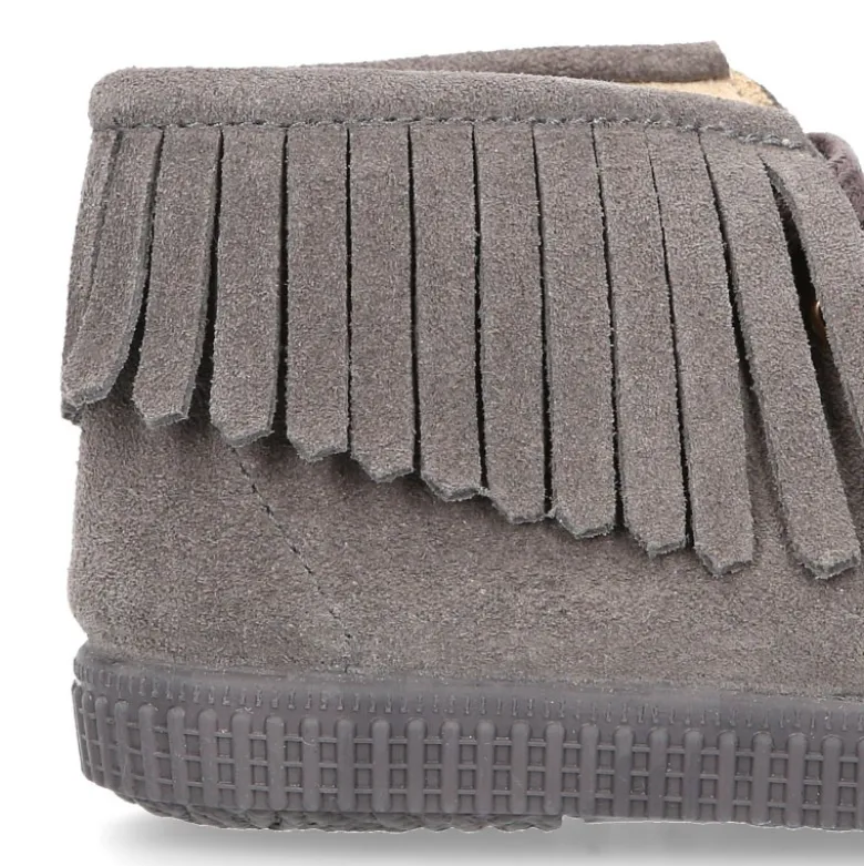 Botitas casual con cordones y FLECOS en piel serraje.