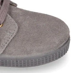 Botitas casual con cordones y FLECOS en piel serraje.