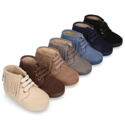 Botitas casual con cordones y FLECOS en piel serraje.