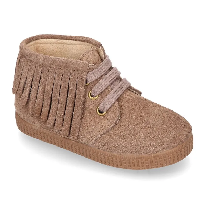 Botitas casual con cordones y FLECOS en piel serraje.