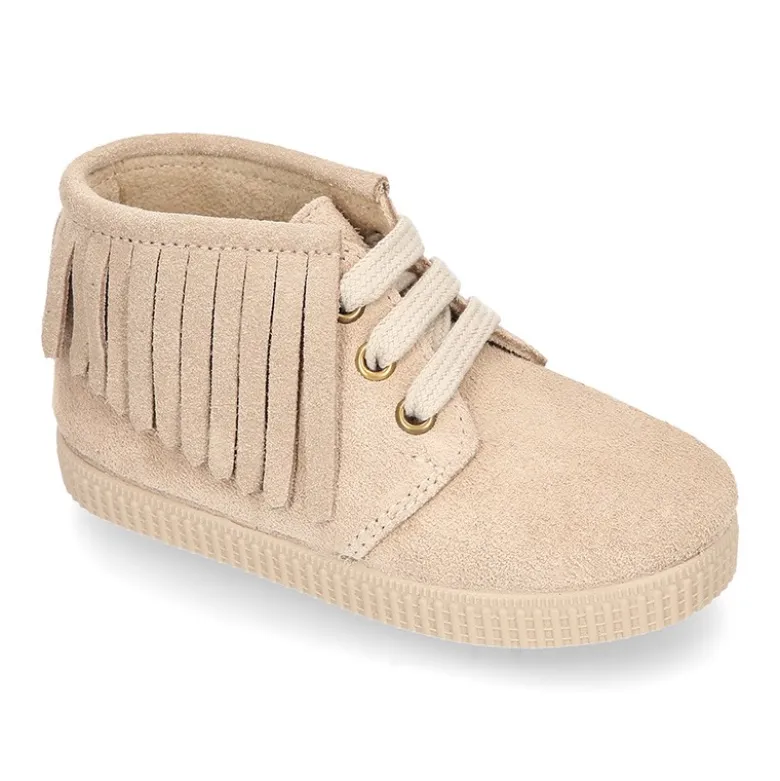 Botitas casual con cordones y FLECOS en piel serraje.