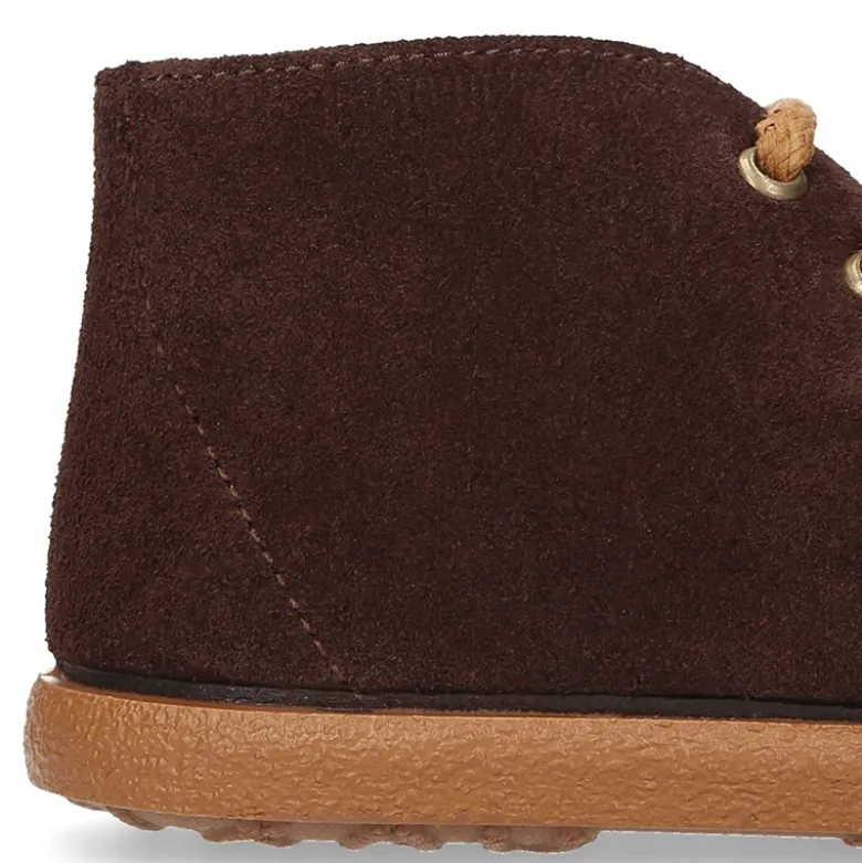 Botitas casual niño con cordones en piel serraje.