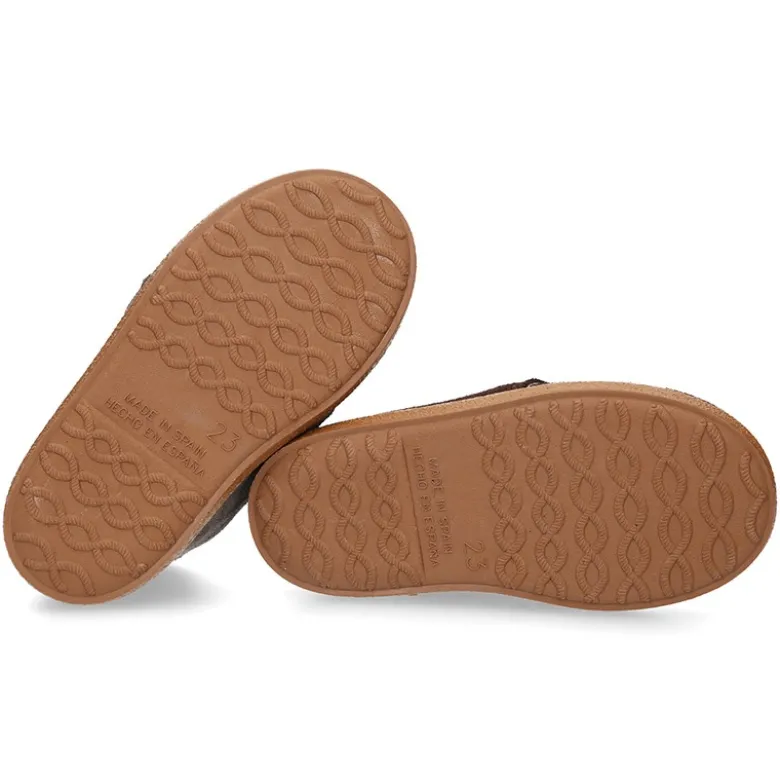 Botitas casual niño con cordones en piel serraje.