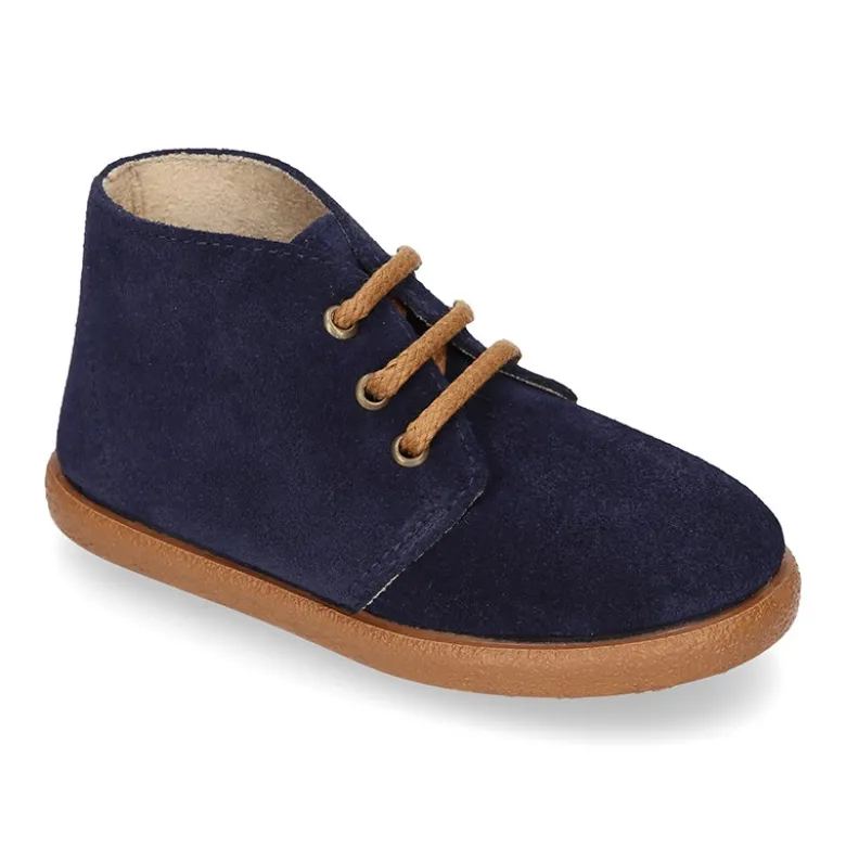 Botitas casual niño con cordones en piel serraje.
