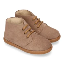 Botitas casual niño con cordones en piel serraje.