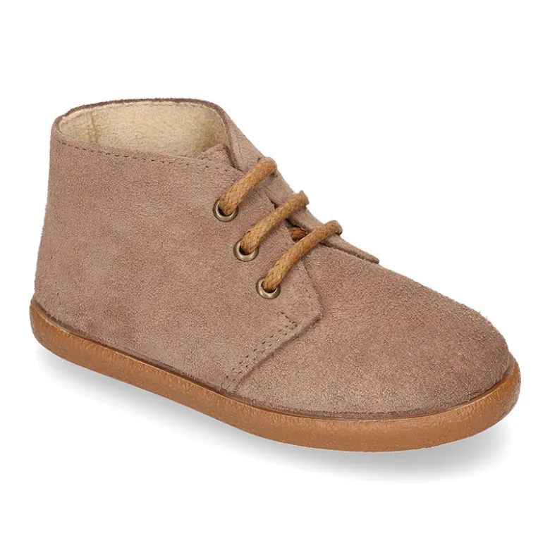 Botitas casual niño con cordones en piel serraje.