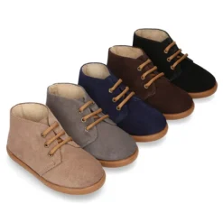 Botitas casual niño con cordones en piel serraje.