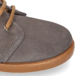 Botitas casual niño con cordones en piel serraje.