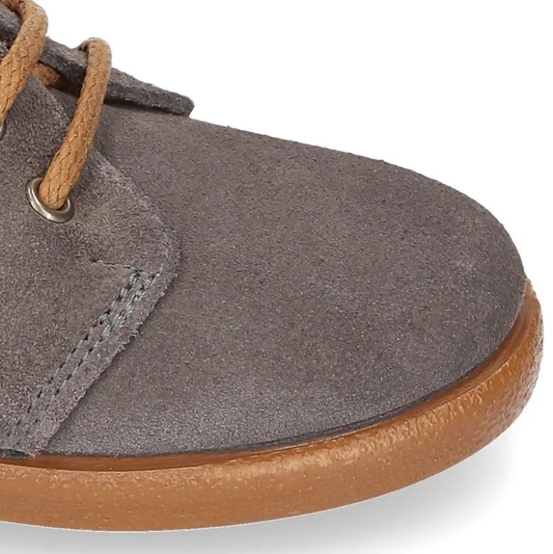 Botitas casual niño con cordones en piel serraje.