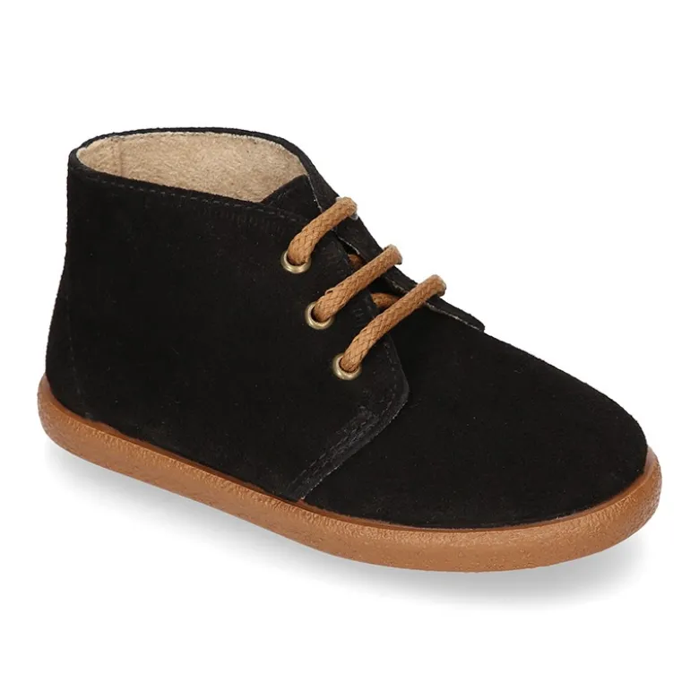 Botitas casual niño con cordones en piel serraje.