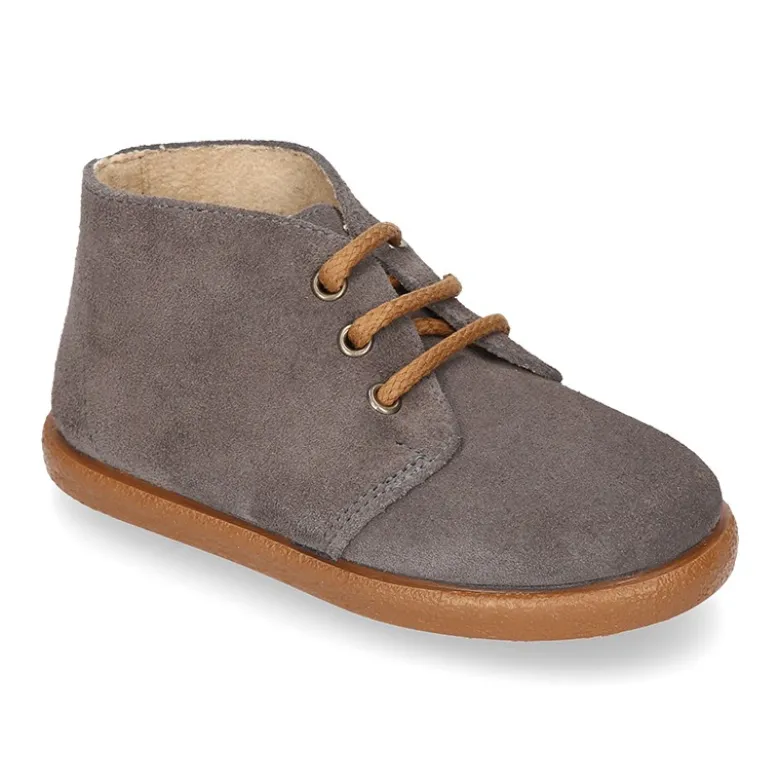 Botitas casual niño con cordones en piel serraje.