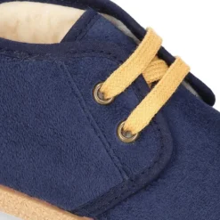 Botitas casual niños con cordones y BORREGO en Serratex.