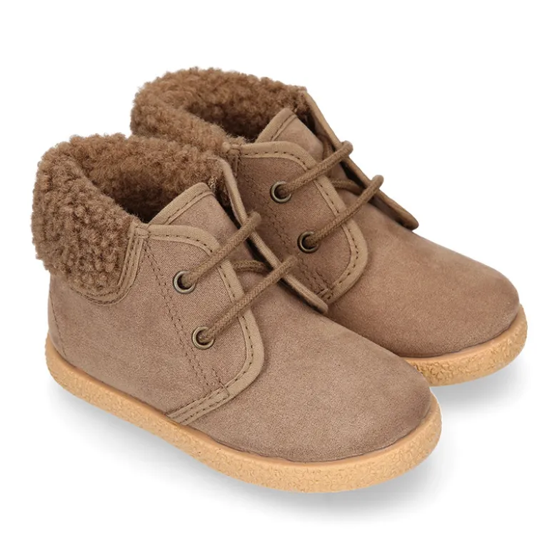 Botitas casual niños con cordones y cuello borrego en Serratex.