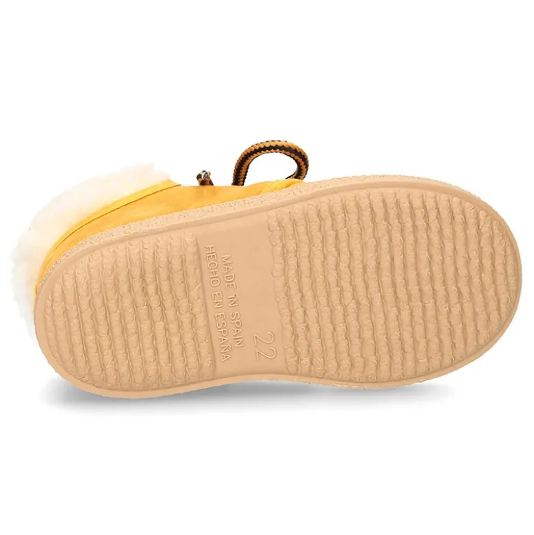 Botitas casual tipo montaña con cordones y BORREGO en Serratex.