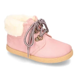 Botitas casual tipo montaña con cordones y BORREGO en Serratex.