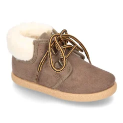 Botitas casual tipo montaña con cordones y BORREGO en Serratex.